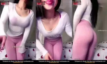Afife Jale pembe taytla çıplak bir şekilde kabarmış kocaman amını sergiledi