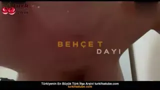 Çok seksi bayan üvey kardeşini kandırarak arkadan içeri girmeye ikna ediyor
