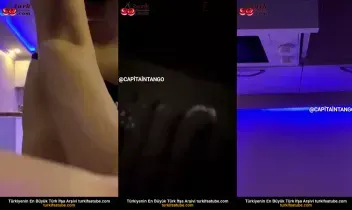 Ebru kimsesiz kamerayı yerleştirerek amcığını okşadı