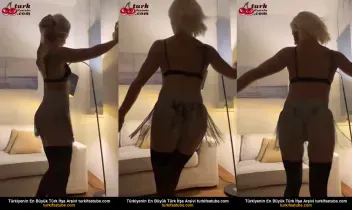 Gece yemeği açıklaması Koltukta iç çamaşırlarıyla kıvranan kadın