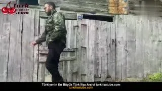 Hira Helis köydeki elemana saksafon çalıyor yüzüne patlatıyor