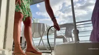 Karolin Fişekçi ifşa delirttin milleti Üstüne su döküp balkon yıkıyor