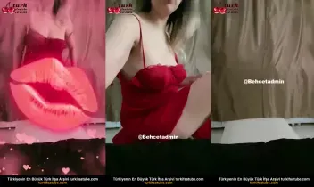 Kırmızı Çıplak Gecelikle Ela Su Yayında