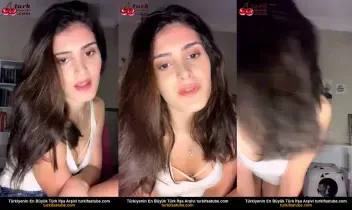 Kız üvey kardeşin güzel seksi çıplaklığı tango için cazibeyle ortaya çıkıyor