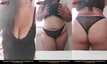 Olgun Bayan ıslak seksi organını sergiliyor
