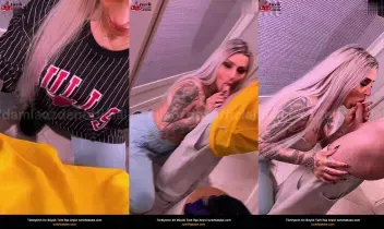 Sakso çıplak kız üvey kardeşi soymaya ikna etti