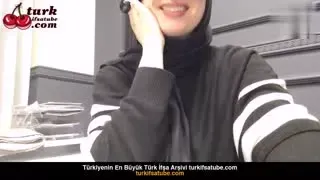 Türbanlı kadın memelerini açığa çıkardı