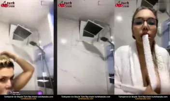 Üvey Abla Çıplak Duşundan Çıktı Bornozla