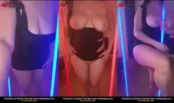 Üvey kardeş türbanlı kadın sakso sergiledi